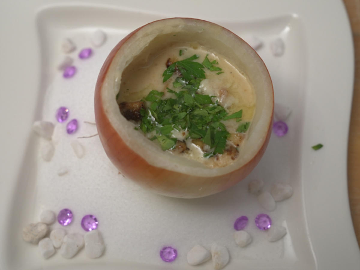 Kräftige Zwiebelsuppe im eigenen Mantel - Rezept - Bild Nr. 2