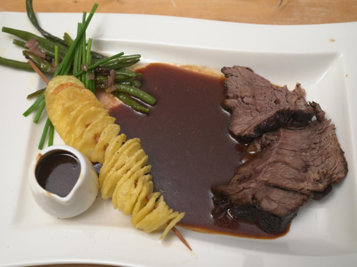Alt-Willicher-Rinderbraten mit Portweinjus an Prinzessbohnen und Spiralkartoffeln - Rezept - Bild Nr. 2