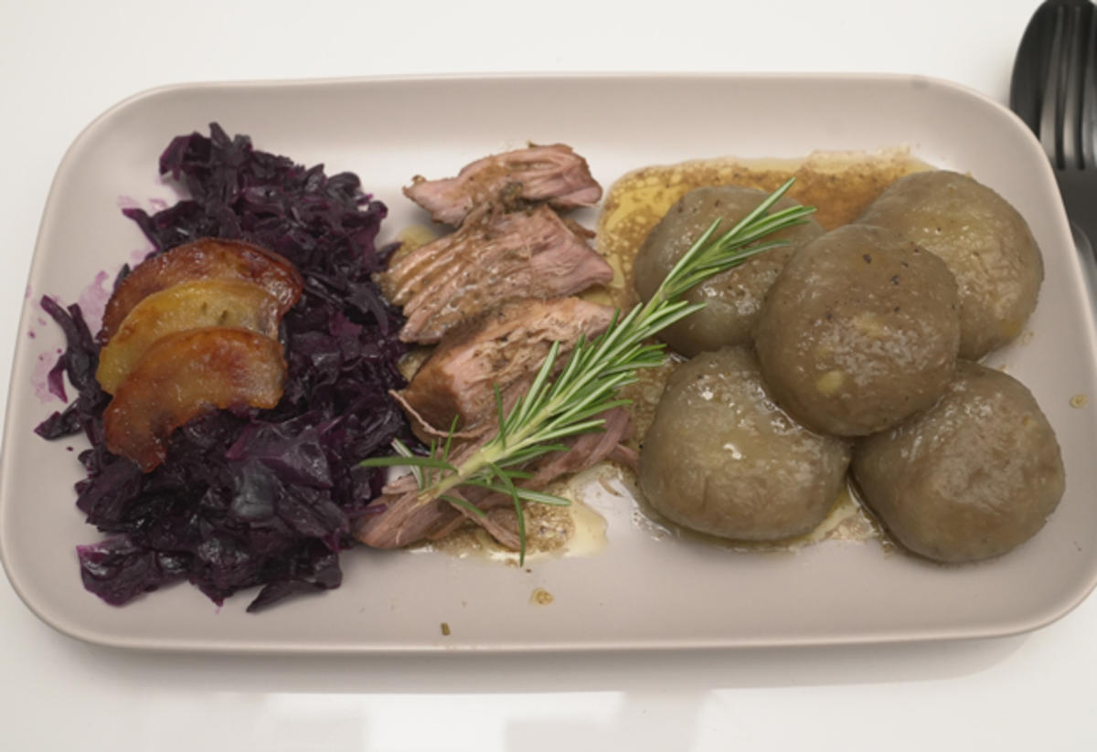 Kartoffelklöße mit Rotkohl und Schwein - Rezept - Bild Nr. 2