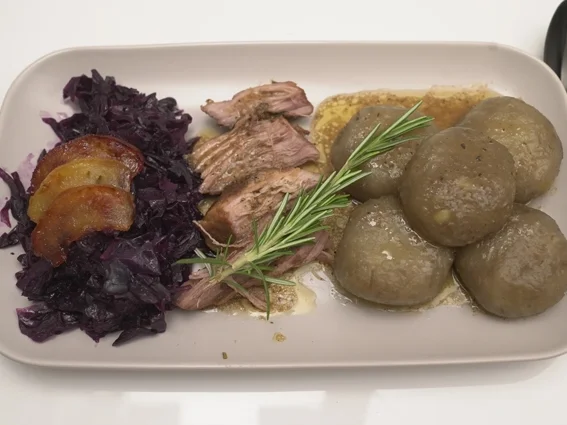 Kartoffelklöße mit Rotkohl und Schwein - Rezept - Bild Nr. 2