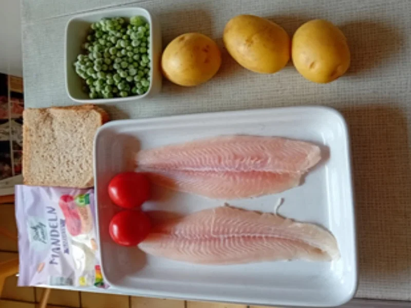 Überbackenes Seelachsfilet mit Tomaten-Mandel-Auflage, Erbsen und Kartoffelstampf - Rezept - Bild Nr. 3
