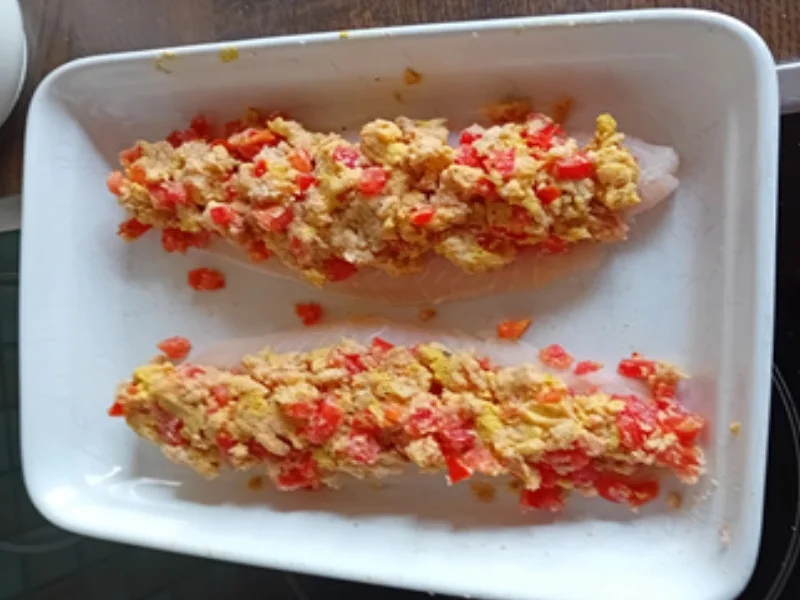 Überbackenes Seelachsfilet mit Tomaten-Mandel-Auflage, Erbsen und Kartoffelstampf - Rezept - Bild Nr. 5