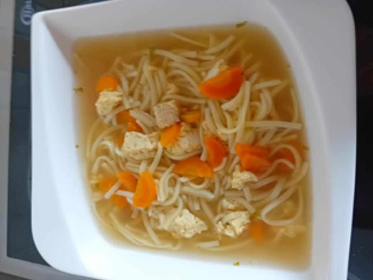 Hühnersuppe mit schwäbischen Nudeln, Möhren und Eierstich - Rezept - Bild Nr. 2