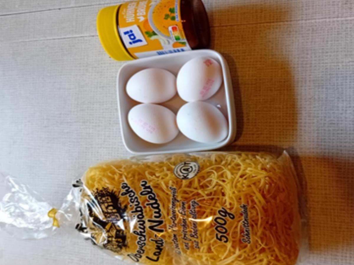 Hühnersuppe mit schwäbischen Nudeln, Möhren und Eierstich - Rezept - Bild Nr. 3