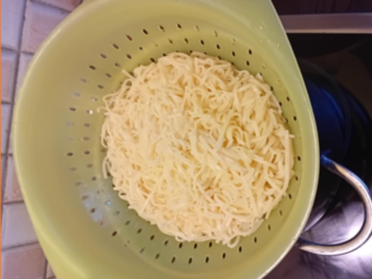 Hühnersuppe mit schwäbischen Nudeln, Möhren und Eierstich - Rezept - Bild Nr. 5