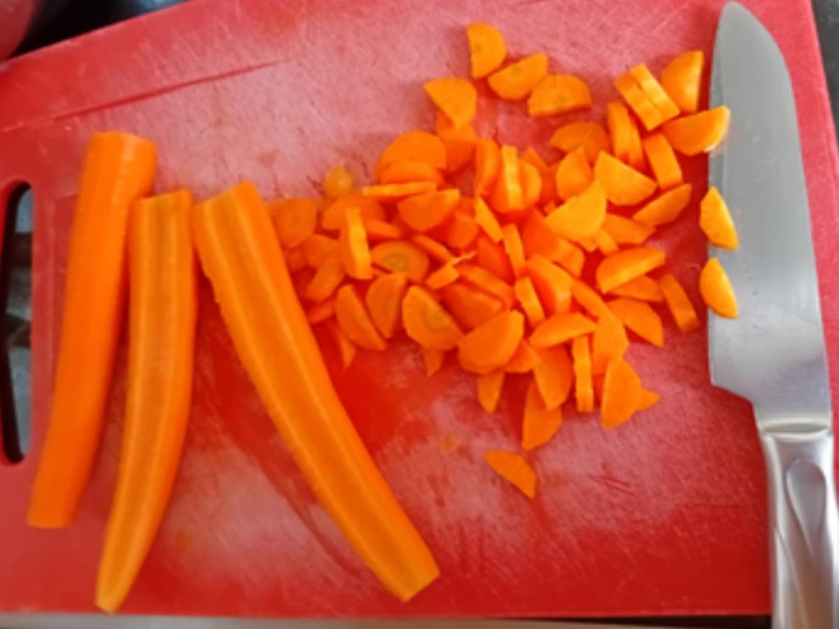 Hühnersuppe mit schwäbischen Nudeln, Möhren und Eierstich - Rezept - Bild Nr. 6