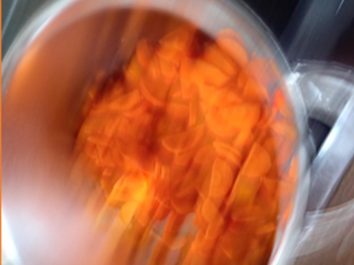 Hühnersuppe mit schwäbischen Nudeln, Möhren und Eierstich - Rezept - Bild Nr. 7