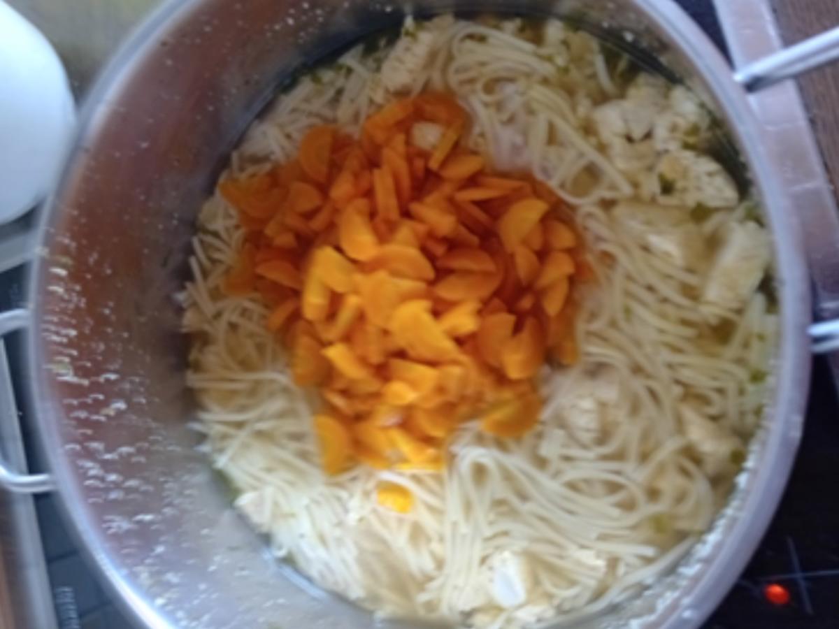 Hühnersuppe mit schwäbischen Nudeln, Möhren und Eierstich - Rezept - Bild Nr. 12