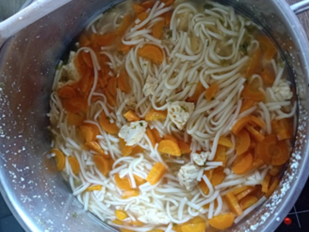 Hühnersuppe mit schwäbischen Nudeln, Möhren und Eierstich - Rezept - Bild Nr. 13