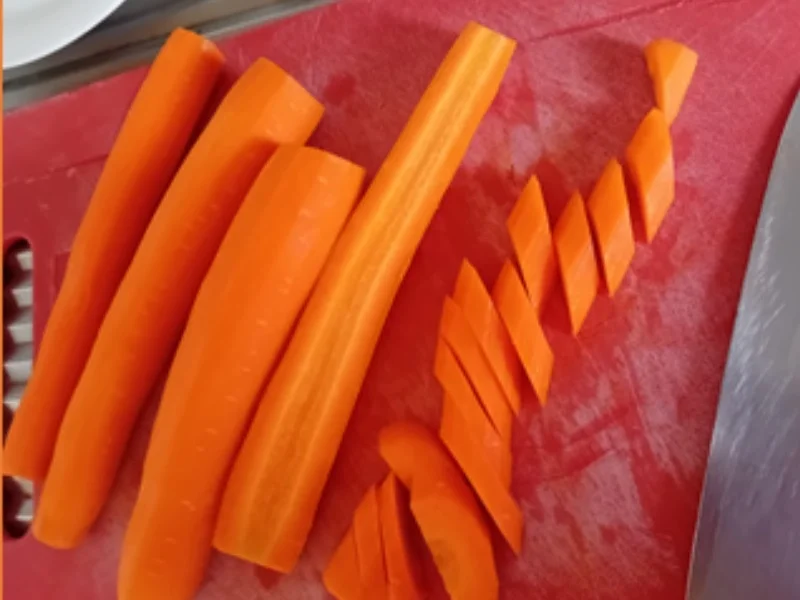 Rezept: Leberkäse mit pikanten Honig-Sahne-Möhren und Pellkartoffel-Drillingen Bild Nr. 7 Leberkäse mit pikanten Honig-Sahne-Möhren und Pellkartoffel-Drillingen - Rezept - Bild Nr. 7