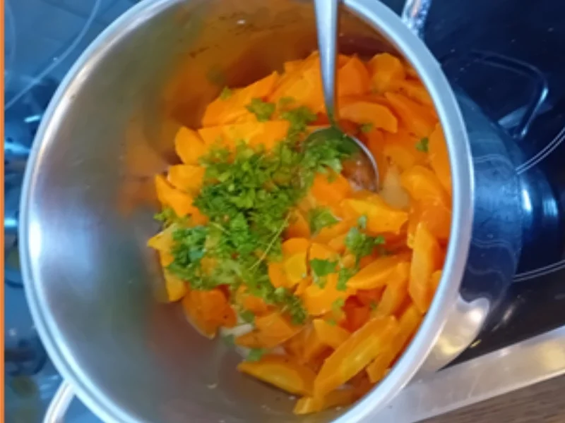 Rezept: Leberkäse mit pikanten Honig-Sahne-Möhren und Pellkartoffel-Drillingen Bild Nr. 10 Leberkäse mit pikanten Honig-Sahne-Möhren und Pellkartoffel-Drillingen - Rezept - Bild Nr. 10