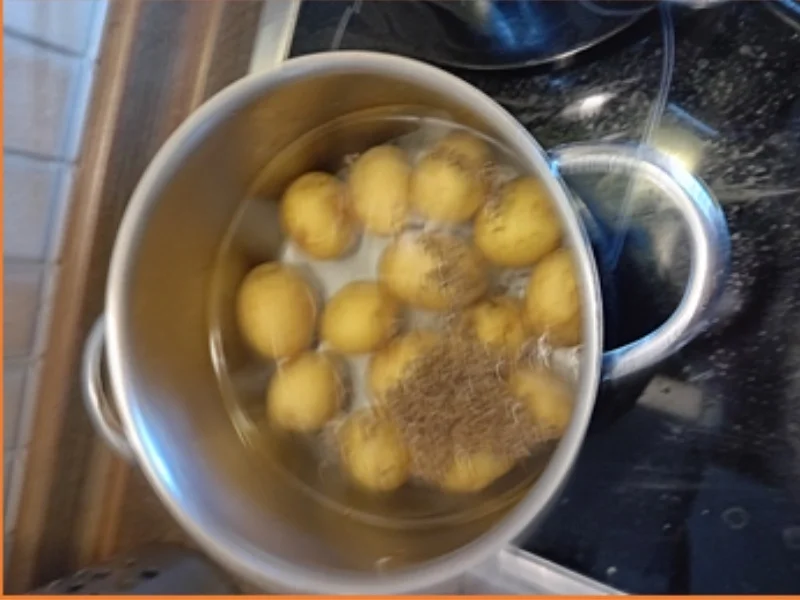 Rezept: Leberkäse mit pikanten Honig-Sahne-Möhren und Pellkartoffel-Drillingen Bild Nr. 12 Leberkäse mit pikanten Honig-Sahne-Möhren und Pellkartoffel-Drillingen - Rezept - Bild Nr. 12