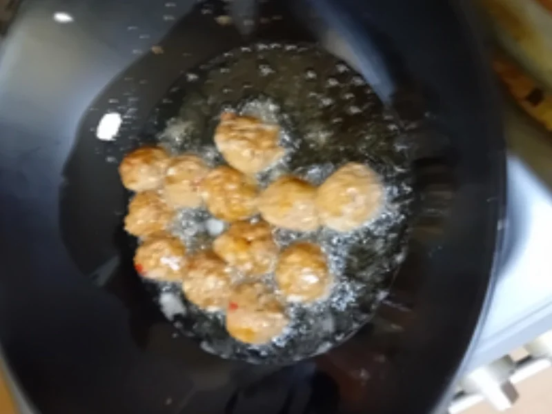 Rinderhackfleischbällchen mit Curry-Reis-Gemüsemix im Wok - Rezept - Bild Nr. 17482