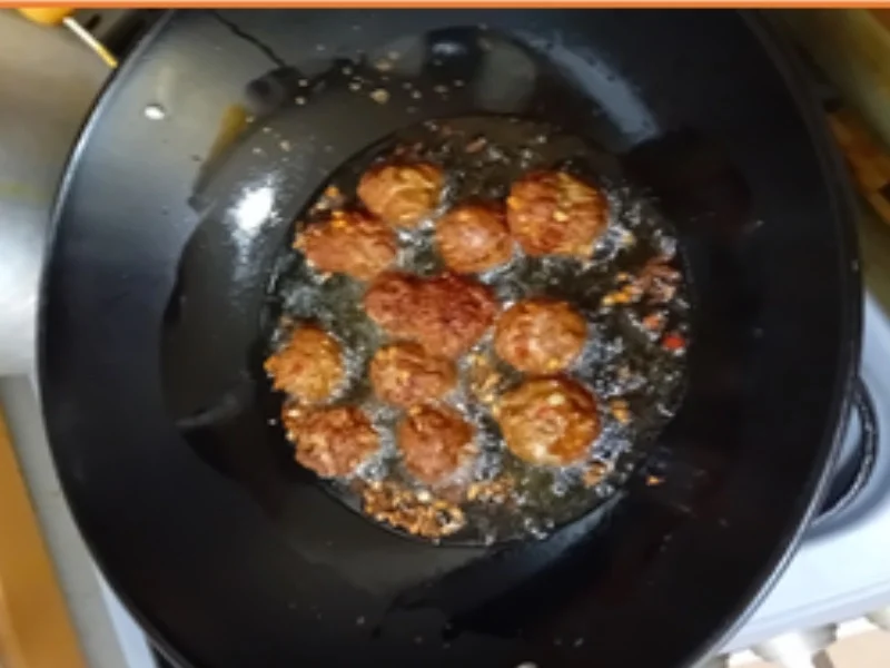 Rinderhackfleischbällchen mit Curry-Reis-Gemüsemix im Wok - Rezept - Bild Nr. 17483