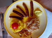 Nürnberger Rostbratwürstchen mit Röstzwiebeln, pikanten Sauerkraut und Kartoffelstampf - Rezept - Bild Nr. 17478