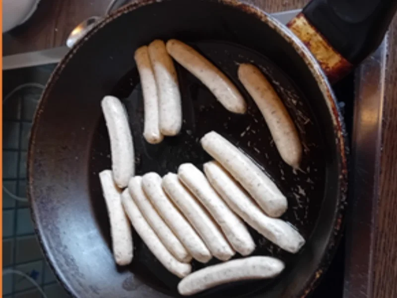 Nürnberger Rostbratwürstchen mit Röstzwiebeln, pikanten Sauerkraut und Kartoffelstampf - Rezept - Bild Nr. 17479