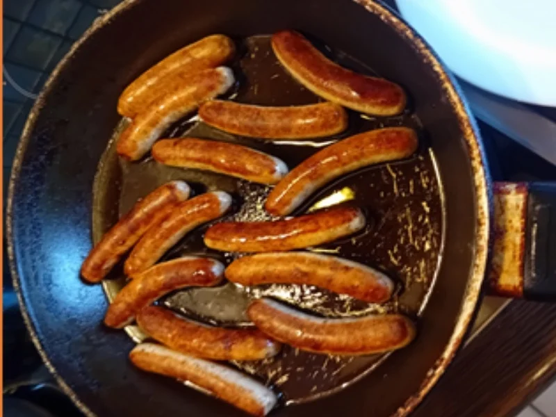 Nürnberger Rostbratwürstchen mit Röstzwiebeln, pikanten Sauerkraut und Kartoffelstampf - Rezept - Bild Nr. 17480