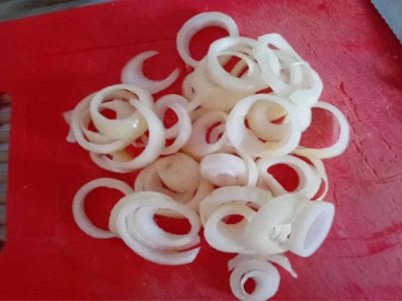 Nürnberger Rostbratwürstchen mit Röstzwiebeln, pikanten Sauerkraut und Kartoffelstampf - Rezept - Bild Nr. 17482