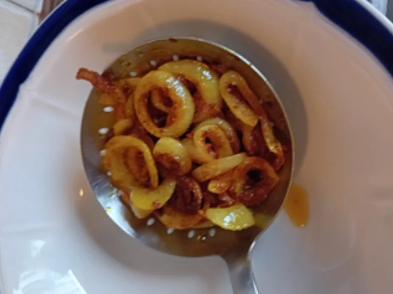 Nürnberger Rostbratwürstchen mit Röstzwiebeln, pikanten Sauerkraut und Kartoffelstampf - Rezept - Bild Nr. 17486