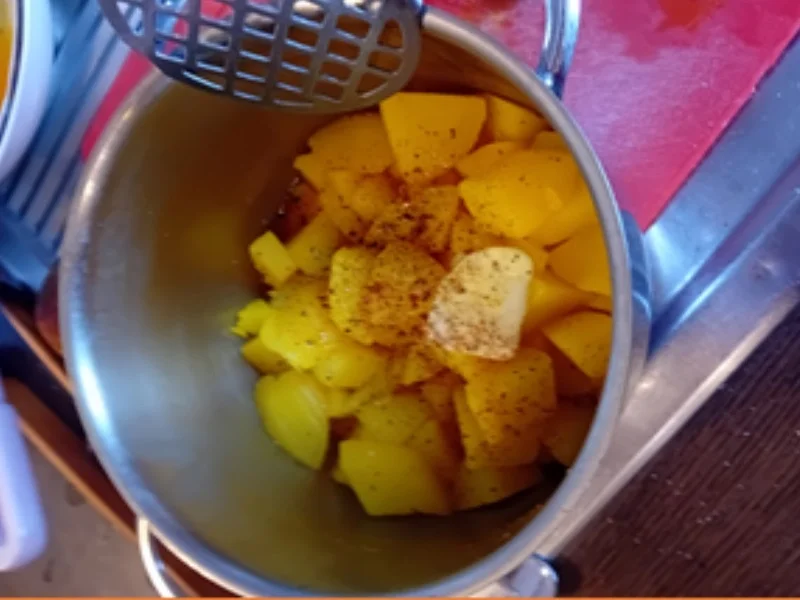 Nürnberger Rostbratwürstchen mit Röstzwiebeln, pikanten Sauerkraut und Kartoffelstampf - Rezept - Bild Nr. 17492