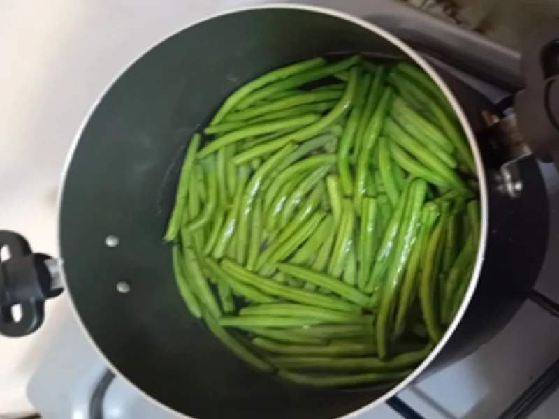 Panierte Kabeljaufilets mit Butter-Buschbohnen und Sellerie-Kartoffelstampf - Rezept - Bild Nr. 4