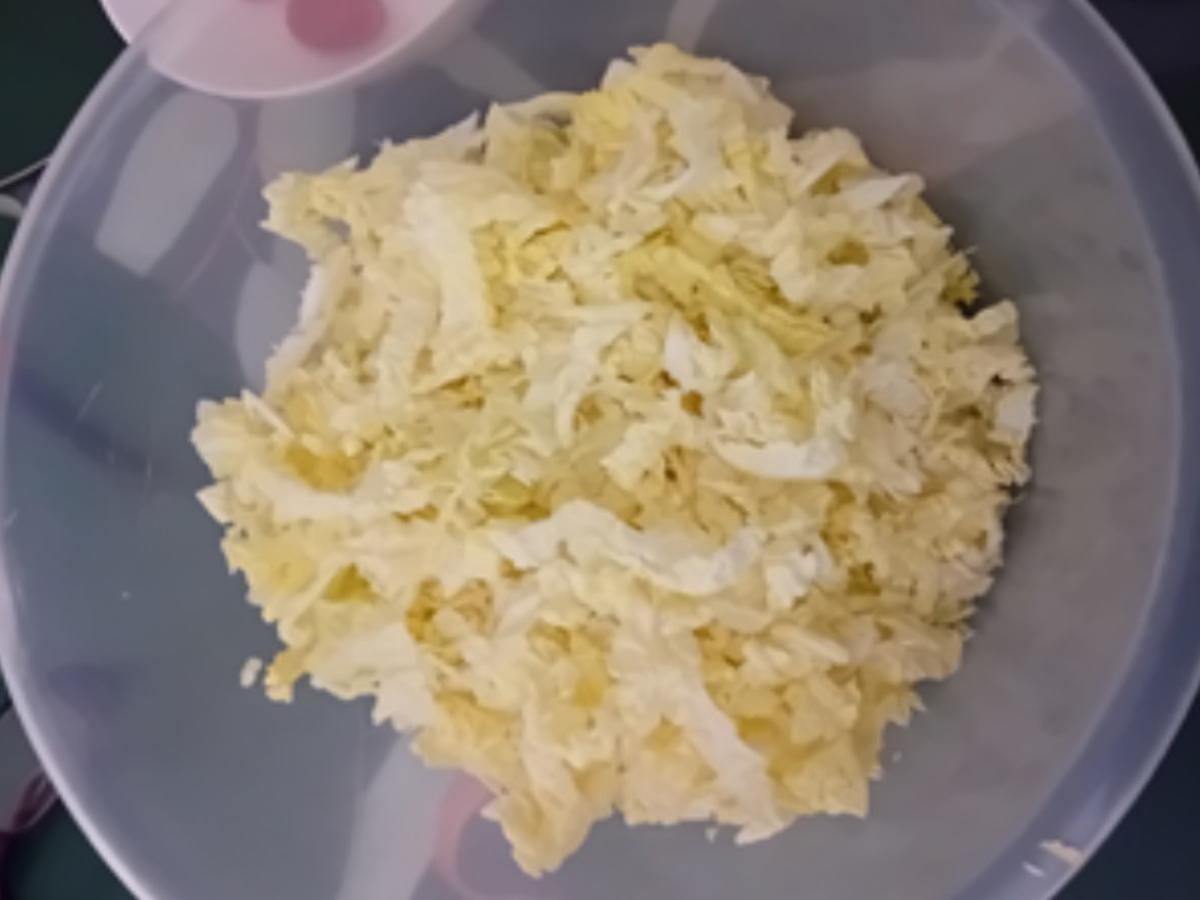 Gekochte Eier in Sahne-Senf-Sauce mit Min-Pellkartoffeln und Chinakohl-Salat - Rezept - Bild Nr. 6