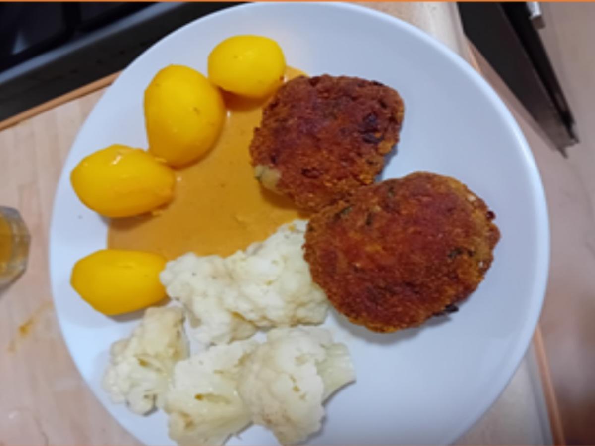Rinderhackfleisch-Buletten mit würziger Rahmsauce, Blumenkohl und Drillingen - Rezept - Bild Nr. 17478