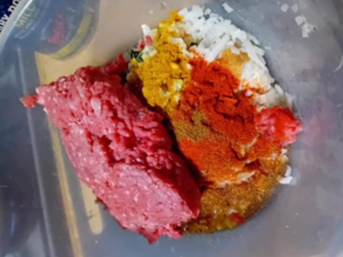 Rinderhackfleisch-Buletten mit würziger Rahmsauce, Blumenkohl und Drillingen - Rezept - Bild Nr. 17480