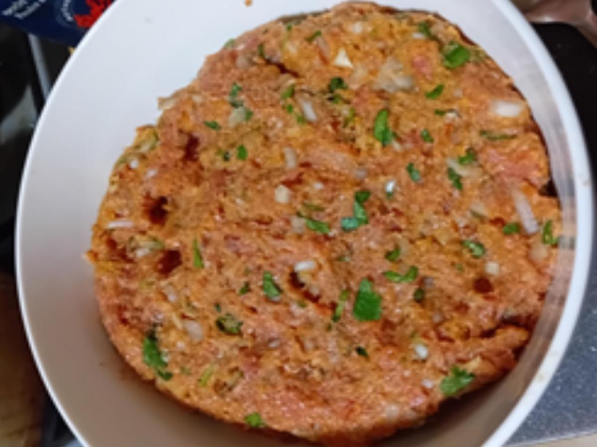 Rinderhackfleisch-Buletten mit würziger Rahmsauce, Blumenkohl und Drillingen - Rezept - Bild Nr. 17481
