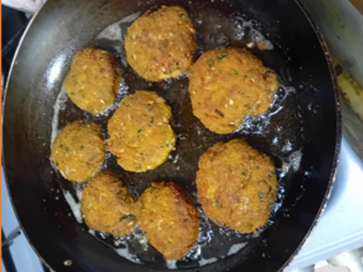 Rinderhackfleisch-Buletten mit würziger Rahmsauce, Blumenkohl und Drillingen - Rezept - Bild Nr. 17483
