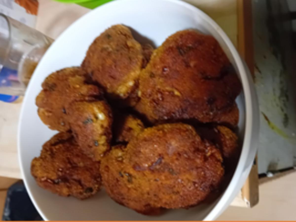 Rinderhackfleisch-Buletten mit würziger Rahmsauce, Blumenkohl und Drillingen - Rezept - Bild Nr. 17484