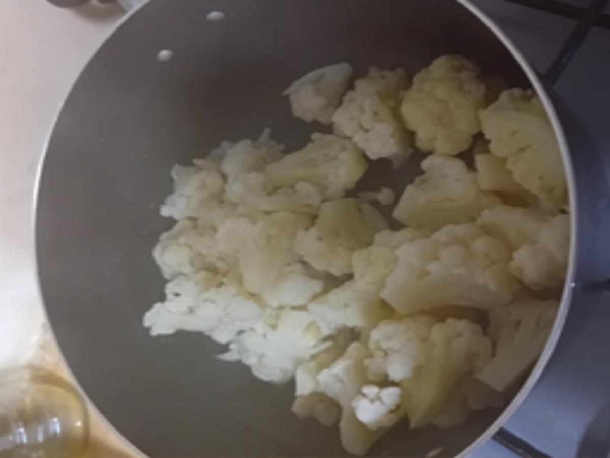 Rinderhackfleisch-Buletten mit würziger Rahmsauce, Blumenkohl und Drillingen - Rezept - Bild Nr. 17487