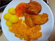 Mini-Hähnchenbrustfilet-Schnitzel mit Sahne-Honig-Möhren und Drillingen - Rezept - Bild Nr. 2