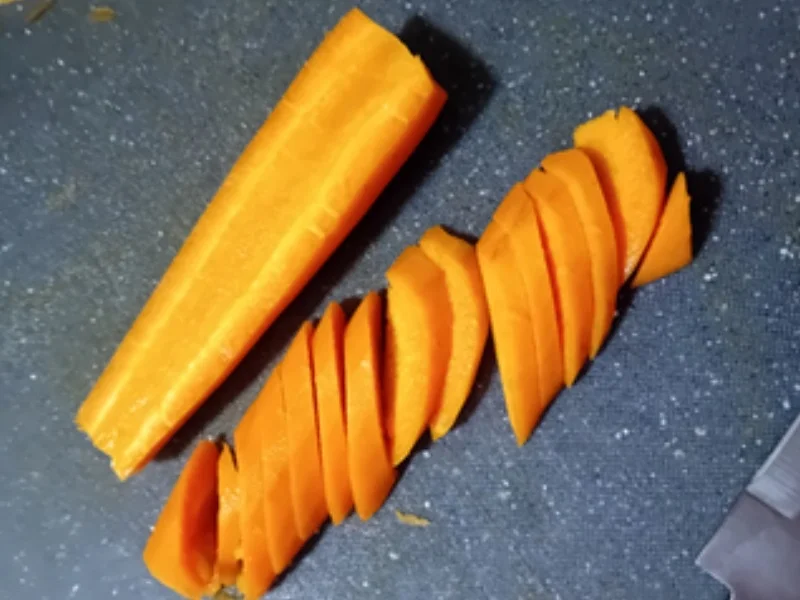 Rezept: Mini-Hähnchenbrustfilet-Schnitzel mit Sahne-Honig-Möhren und Drillingen Bild Nr. 9 Mini-Hähnchenbrustfilet-Schnitzel mit Sahne-Honig-Möhren und Drillingen - Rezept - Bild Nr. 9