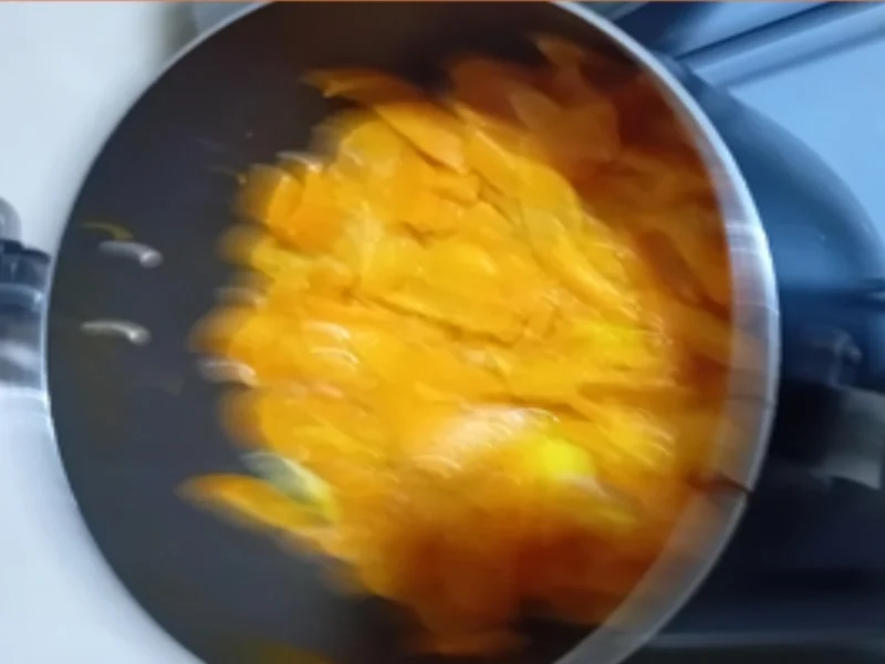 Rezept: Mini-Hähnchenbrustfilet-Schnitzel mit Sahne-Honig-Möhren und Drillingen Bild Nr. 11 Mini-Hähnchenbrustfilet-Schnitzel mit Sahne-Honig-Möhren und Drillingen - Rezept - Bild Nr. 11