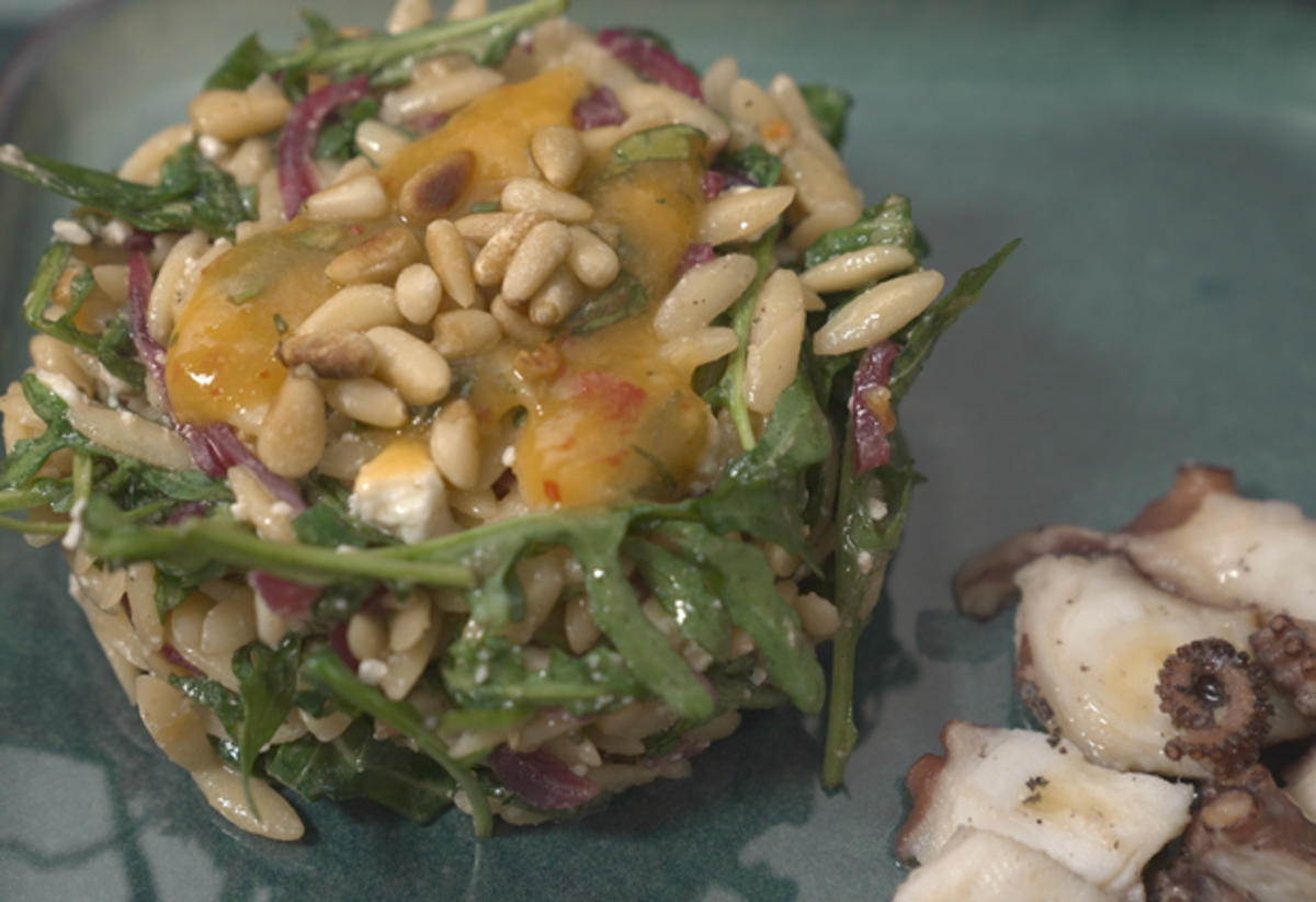 Pulpo mit Knoblauch, Orzo-Rucola-Salat mit Zitronen-Honig-Vinaigrette - Rezept - Bild Nr. 2