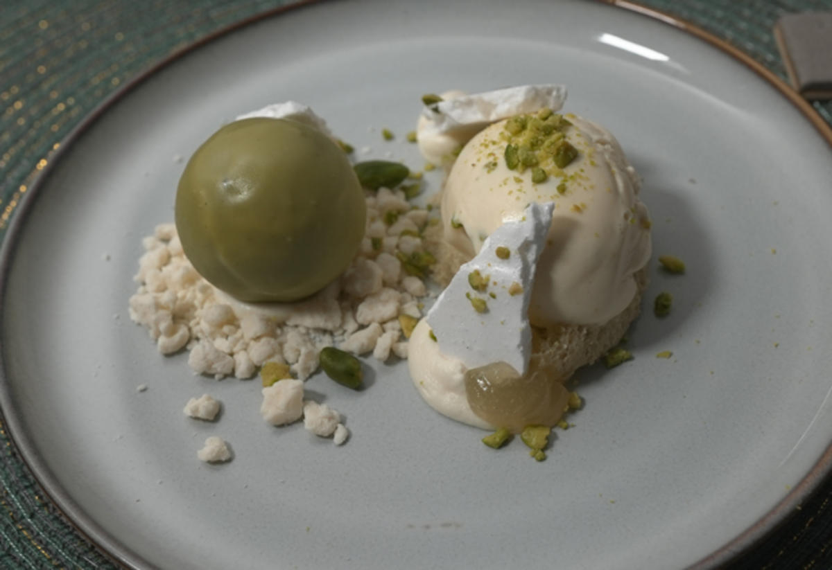 Schokoladenmousse mit Pistazie, Sahne, Limette und Baiser - Rezept - Bild Nr. 17491