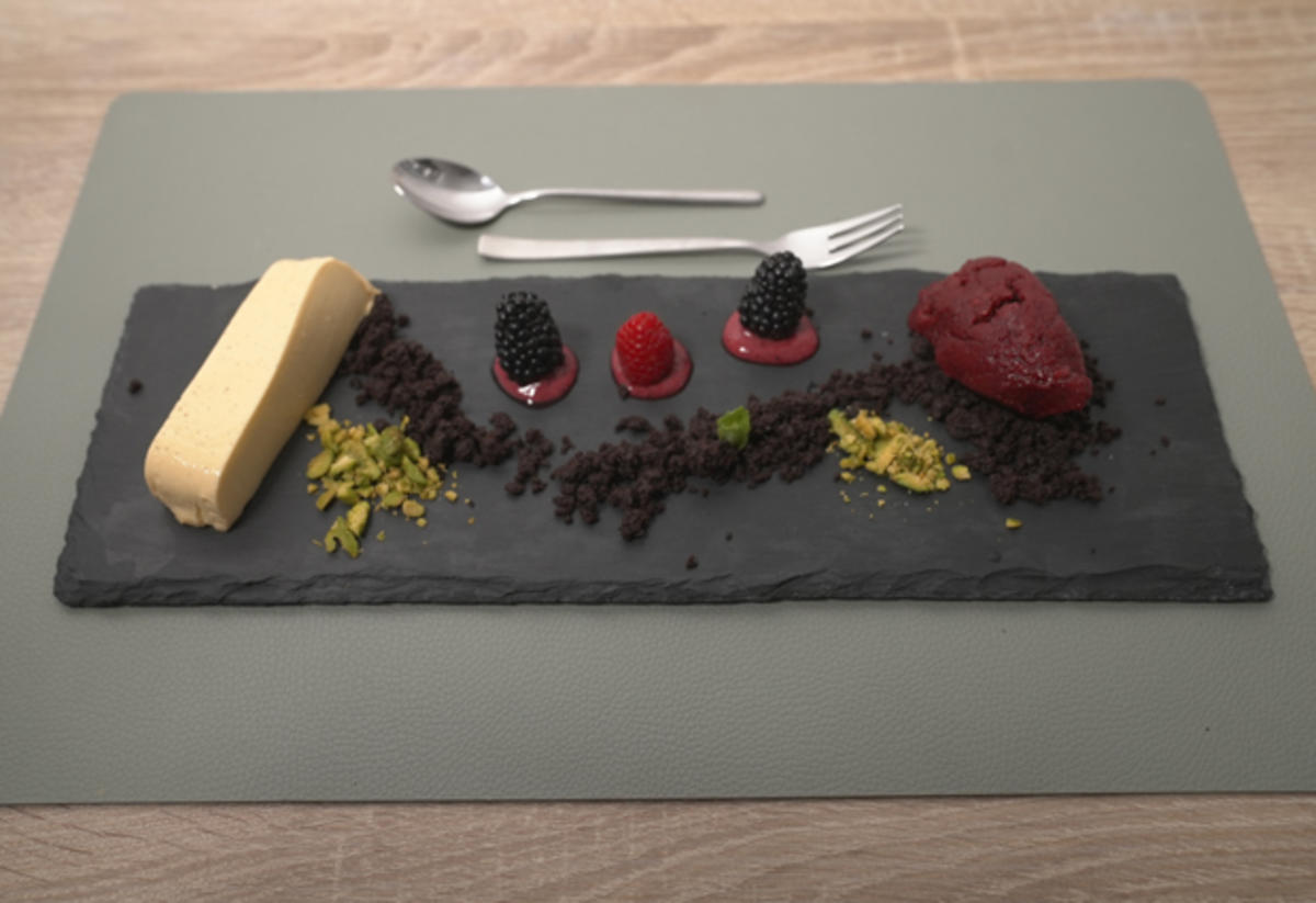 Rosmarin-Vanille-Creme mit Schoko-Crumble, geeisten Beeren und Pistazie - Rezept - Bild Nr. 2