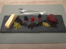 Rosmarin-Vanille-Creme mit Schoko-Crumble, geeisten Beeren und Pistazie - Rezept - Bild Nr. 2