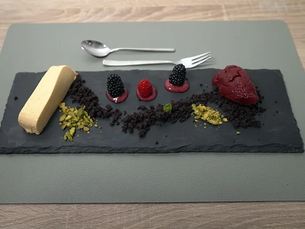 Rosmarin-Vanille-Creme mit Schoko-Crumble, geeisten Beeren und Pistazie - Rezept - Bild Nr. 3