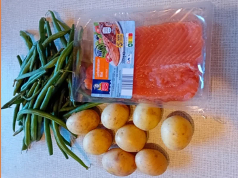 Lachsforellenfilet mit Butter-Zwiebel-Buschbohnen und Drillingen - Rezept - Bild Nr. 3