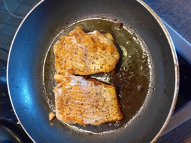 Lachsforellenfilet mit Butter-Zwiebel-Buschbohnen und Drillingen - Rezept - Bild Nr. 7