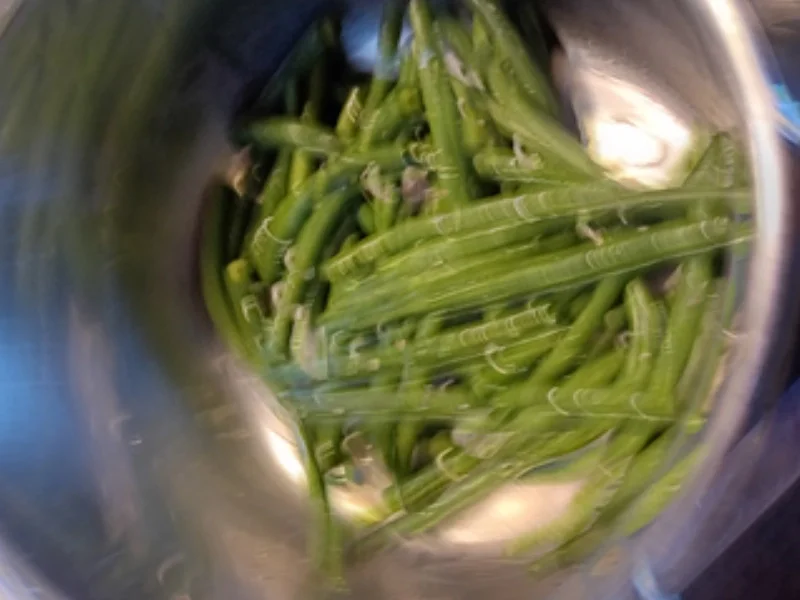 Lachsforellenfilet mit Butter-Zwiebel-Buschbohnen und Drillingen - Rezept - Bild Nr. 8