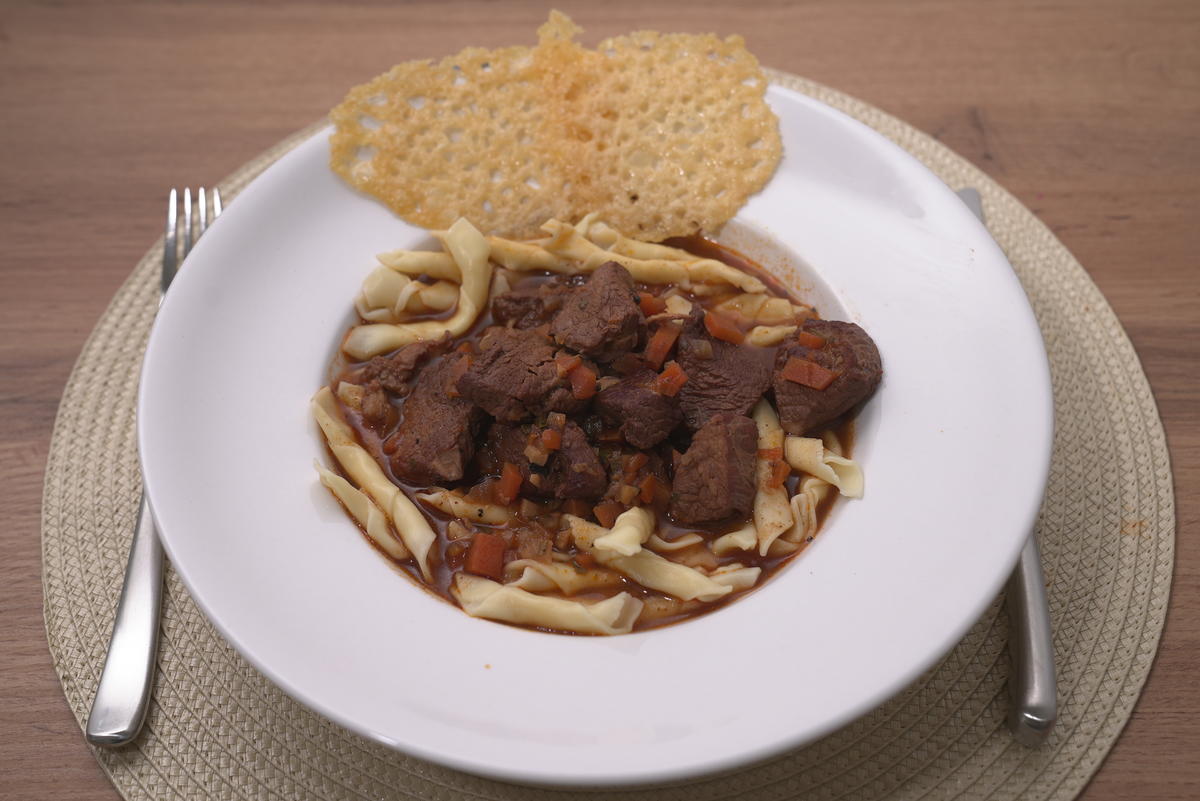 Fuži mit Kalbsragout und Parmesanchip - Rezept - Bild Nr. 17501