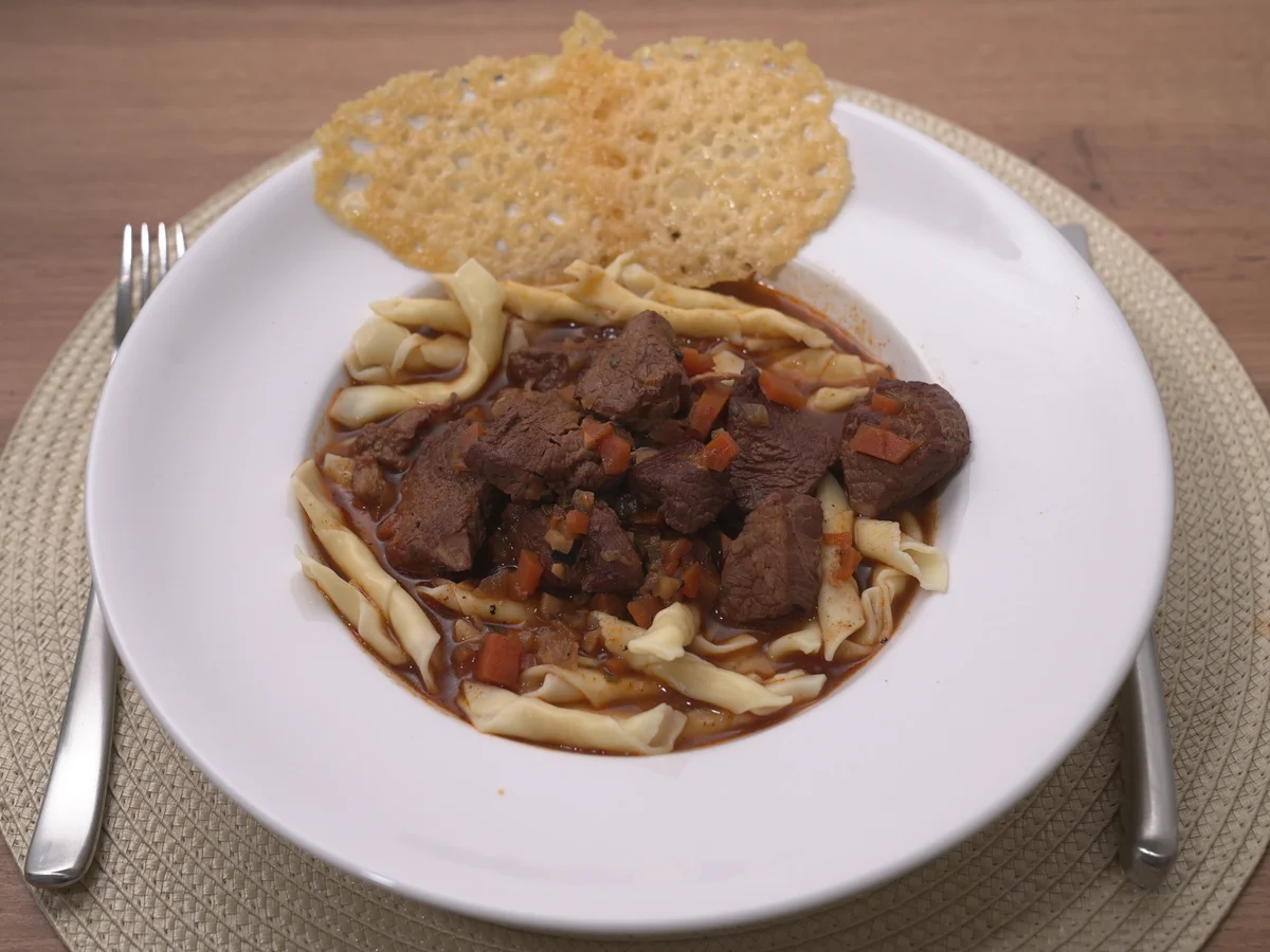 Fuži mit Kalbsragout und Parmesanchip - Rezept - Bild Nr. 17501