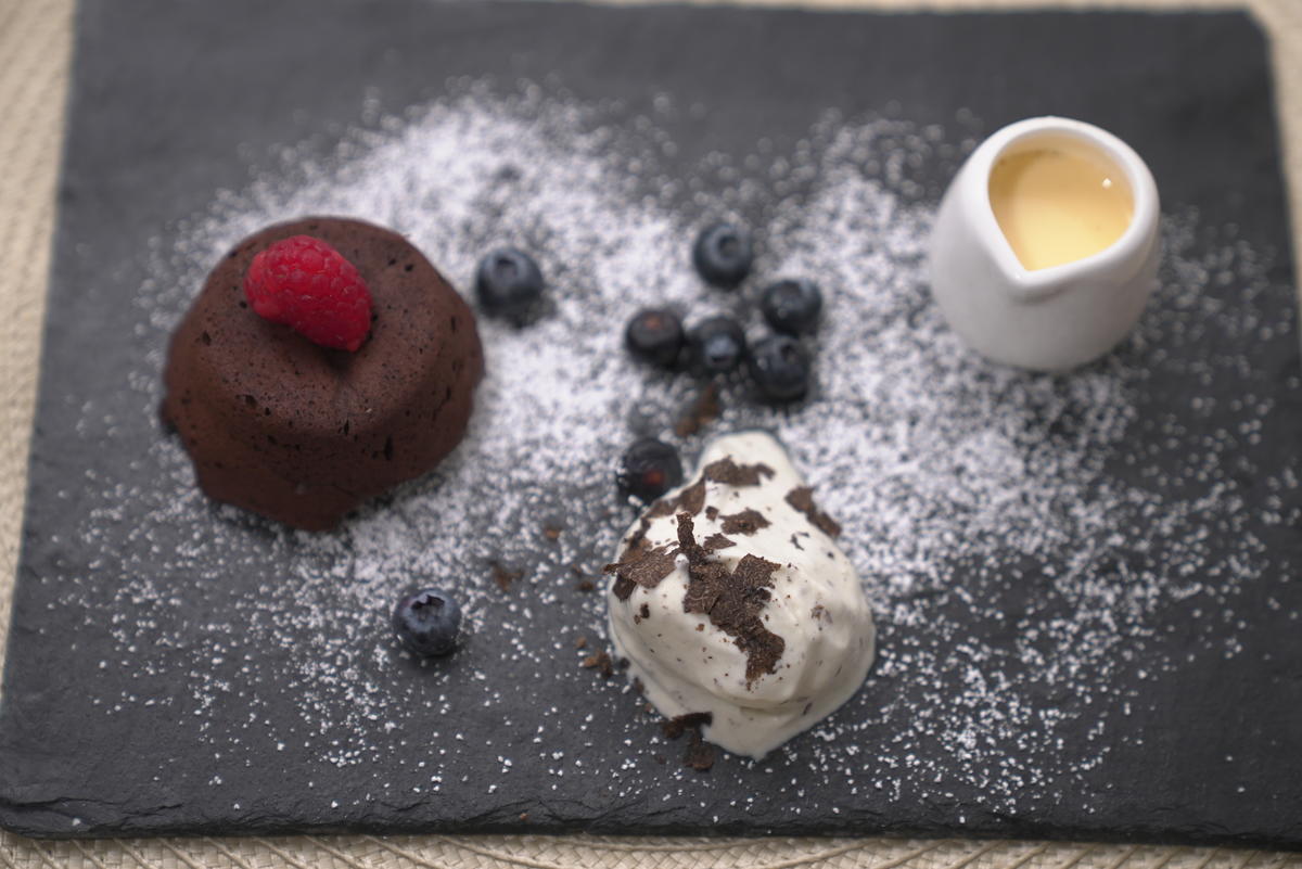 Schokoküchlein mit Vanille-Trüffel-Eis und Vanillesauce - Rezept - Bild Nr. 17501
