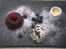 Schokoküchlein mit Vanille-Trüffel-Eis und Vanillesauce - Rezept - Bild Nr. 17501