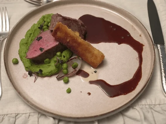 Sous-Vide gegartes Kalbsfilet, Erbsenpüree, Erbsen, Jus, Polentasticks - Rezept - Bild Nr. 17504