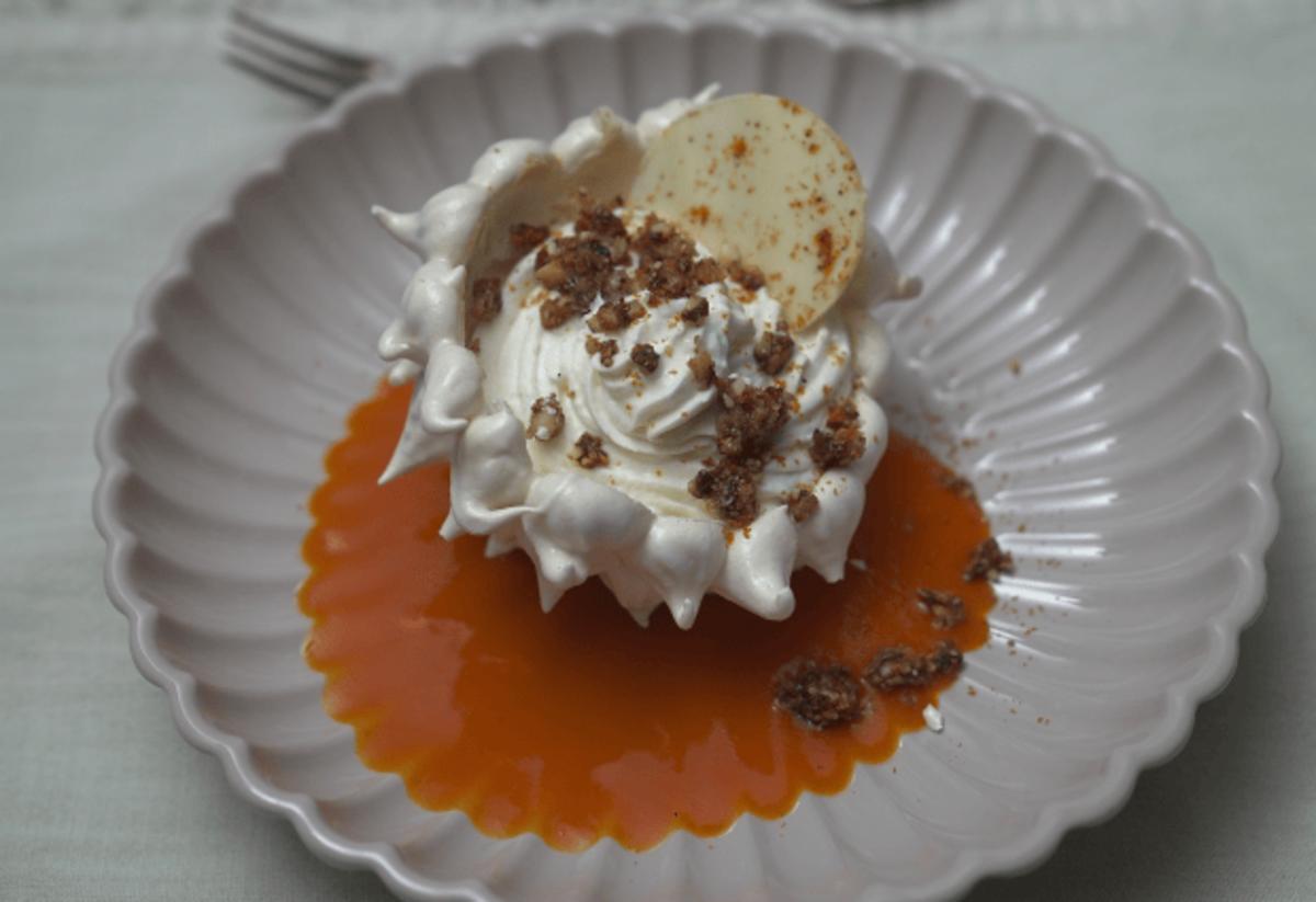 Pavlova mit Skyr-Vanille Crème, Sanddornsauce und Haselnusscrunch - Rezept - Bild Nr. 2