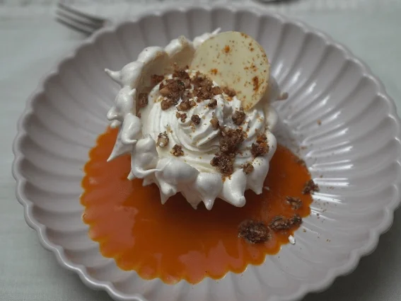 Pavlova mit Skyr-Vanille Crème, Sanddornsauce und Haselnusscrunch - Rezept - Bild Nr. 2